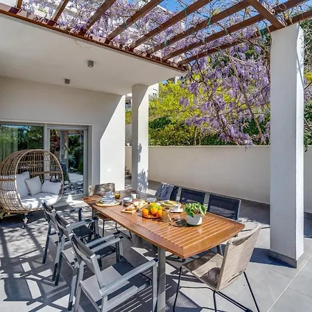 New - Nina With Private 32 Sqm Heated Pool, 5 Bedrooms, Fun Zone, 850m From The Podstrana