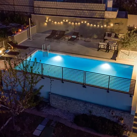 Villa New - Nina With Private 32 Sqm Heated Pool, 5 Bedrooms, Fun Zone, 850m From The Podstrana