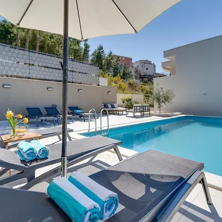 New - Nina With Private 32 Sqm Heated Pool, 5 Bedrooms, Fun Zone, 850m From The Villa