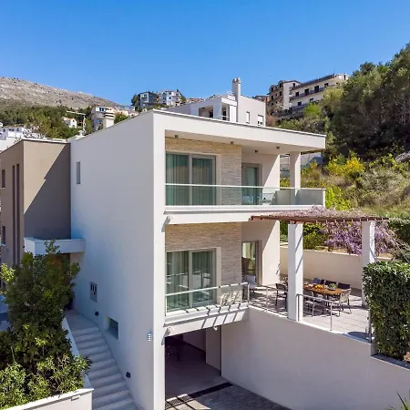 New - Nina With Private 32 Sqm Heated Pool, 5 Bedrooms, Fun Zone, 850m From The Podstrana