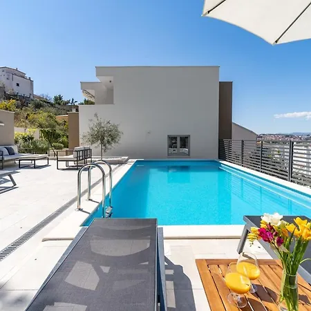 Villa New - Nina With Private 32 Sqm Heated Pool, 5 Bedrooms, Fun Zone, 850m From The Podstrana