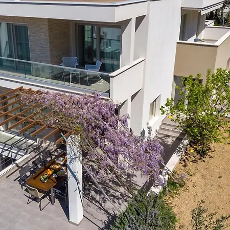 Villa New - Nina With Private 32 Sqm Heated Pool, 5 Bedrooms, Fun Zone, 850m From The Podstrana