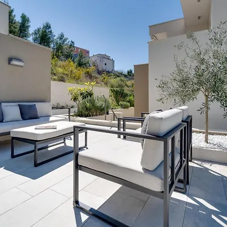 New - Nina With Private 32 Sqm Heated Pool, 5 Bedrooms, Fun Zone, 850m From The Podstrana